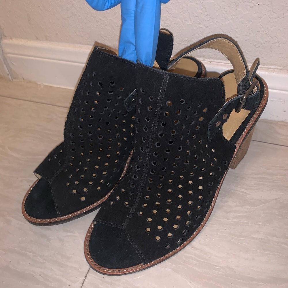 Chinese Laundry Black Lazer Cut Sandals 7